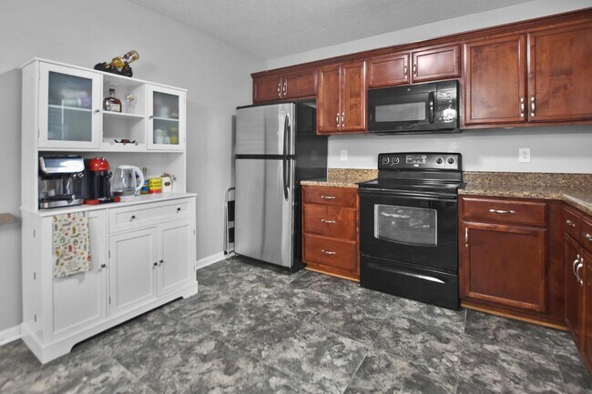 Building Photo - Pet Friendly Three Bedroom with Bonus!