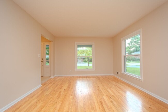 Building Photo - Recently Updated! 4 Bed/2.5 bath