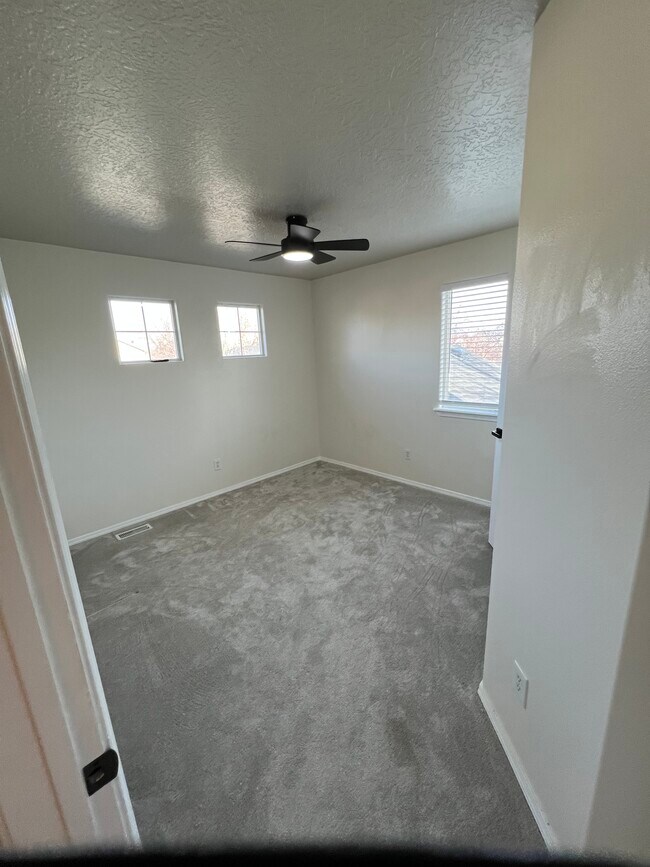 Building Photo - 173 E Moskee St