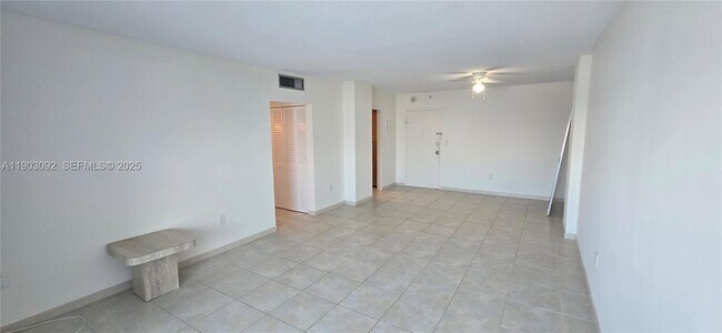 Building Photo - 400 Kings Point Dr