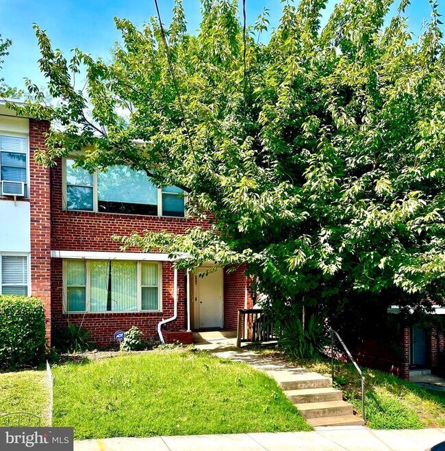 Building Photo - 108 Varnum St NE