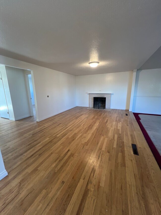 Building Photo - 55th Ave 3+ bedroom with attached oversized 1 car garage
