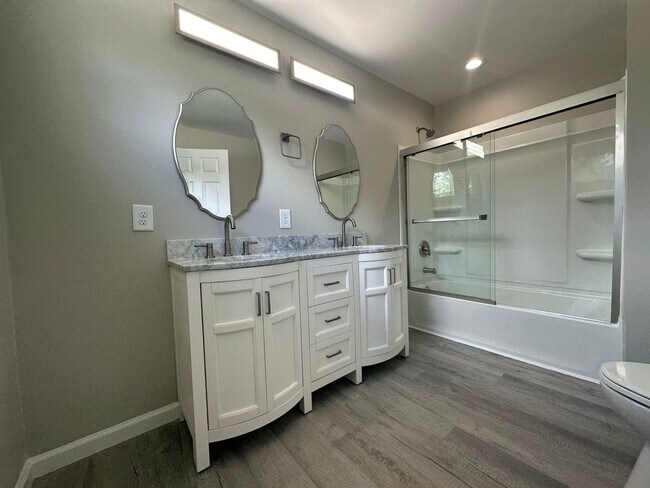 Building Photo - 607 New River Dr