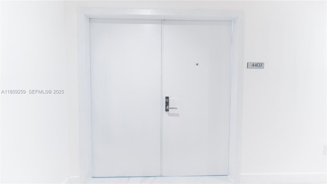 Building Photo - 700 NE 24th St