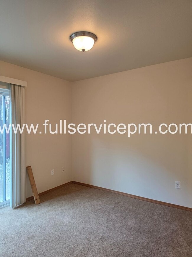 Building Photo - Private Drive Townhome Near Stone Ave N | 3 Bed, 2 Bath, 2-Car Garage, Deck + Fenced Yard