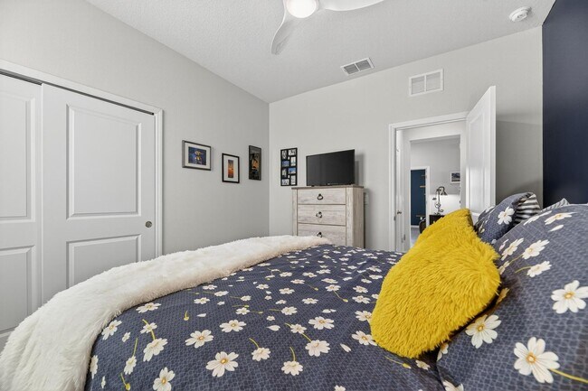 Building Photo - 4 Bedroom / 2 Bath House