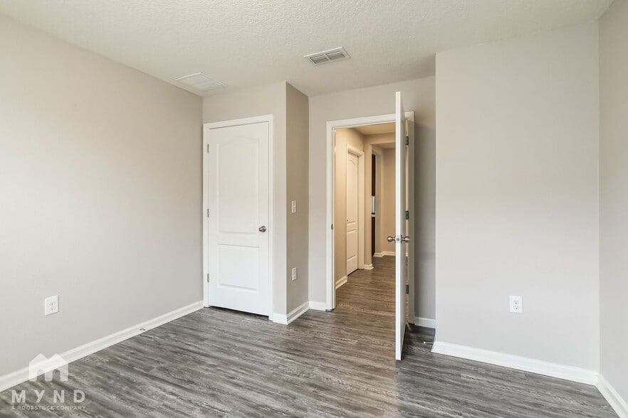 Building Photo - 2195 Pebble Point Dr