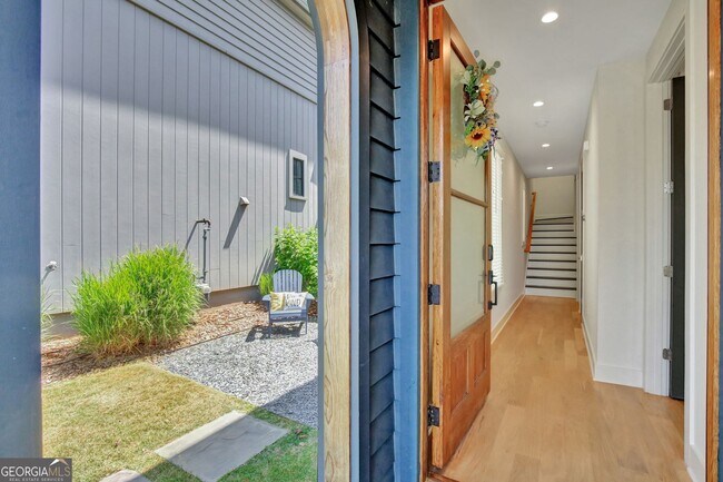 Building Photo - 2bd/2.5ba in Trilith. LakeFront Views!