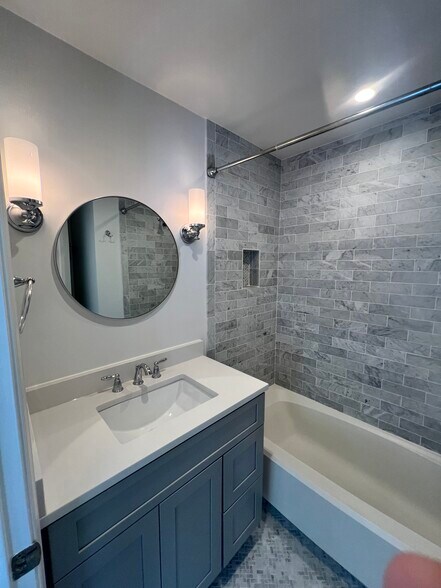 guest bathroom - 1721 Kingsgate Ct