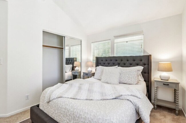 Building Photo - Beautiful Second Floor 3bd Condo w/Detached Garage & Pool
