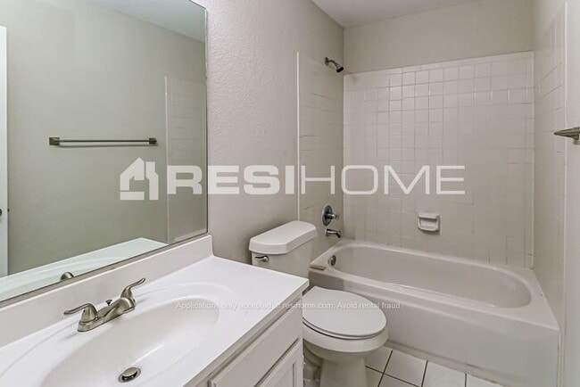 Building Photo - 3037 Pinecrest St