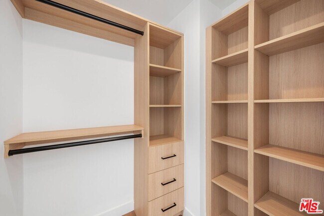 Building Photo - 726 Robinson St