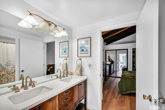Building Photo - Unurnished condo Stateline