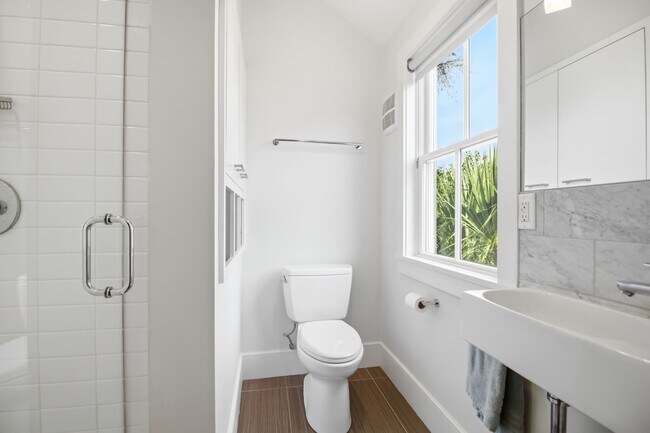 Building Photo - 28-B Charlotte Street- Amazing One Bedroom/Two Bathroom Freestanding Home