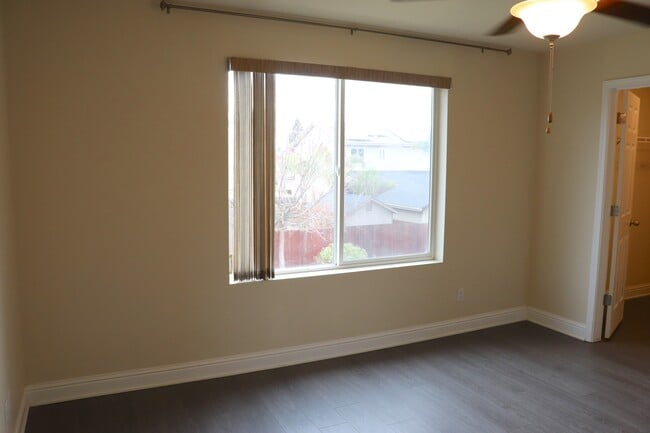 Building Photo - 864 Pinewood Ave