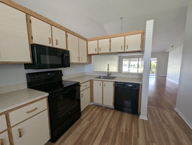 Building Photo - 104 Moccasin Trail S