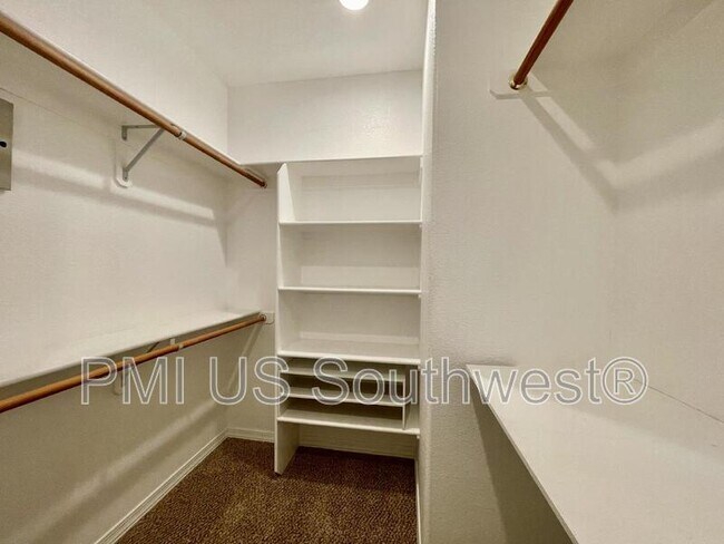 Building Photo - 11 Hickory Knoll Cir