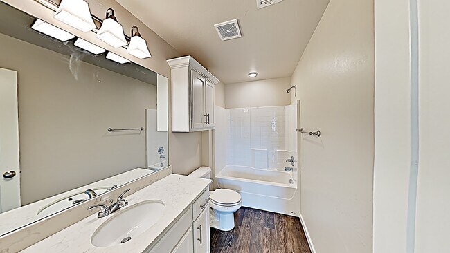 Building Photo - 3 Bedroom 2 Bath Duplex Near Tinker AFB!
