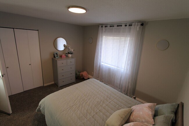 Building Photo - Spacious first floor one bedroom with mode...