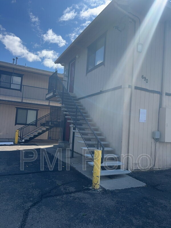 Primary Photo - 690 Field St