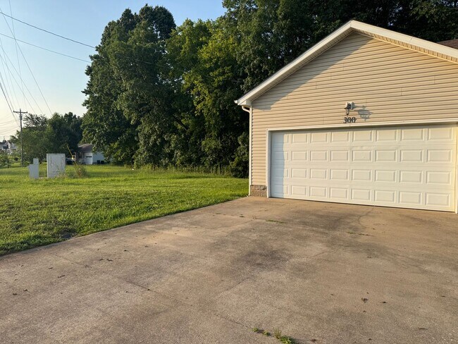 Building Photo - Just Listed