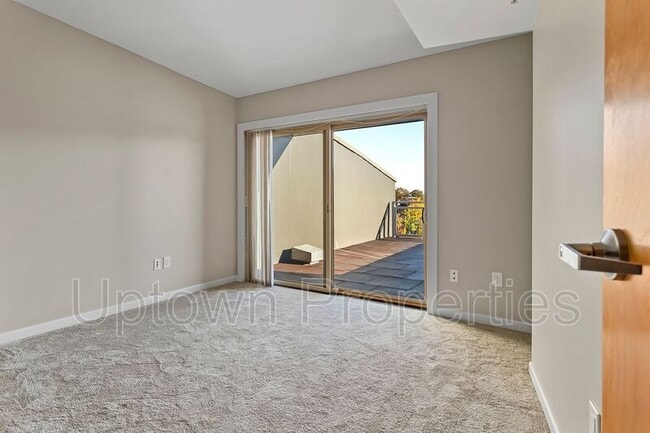 Building Photo - 12600 SW Crescent St