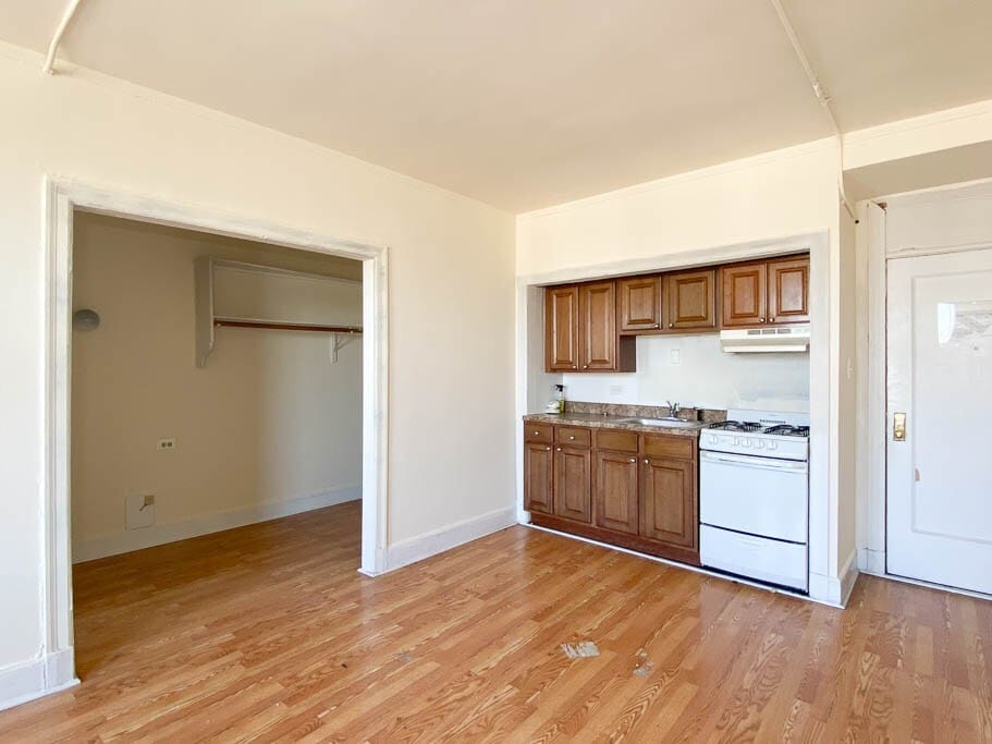 Building Photo - 3335 W Diversey Ave