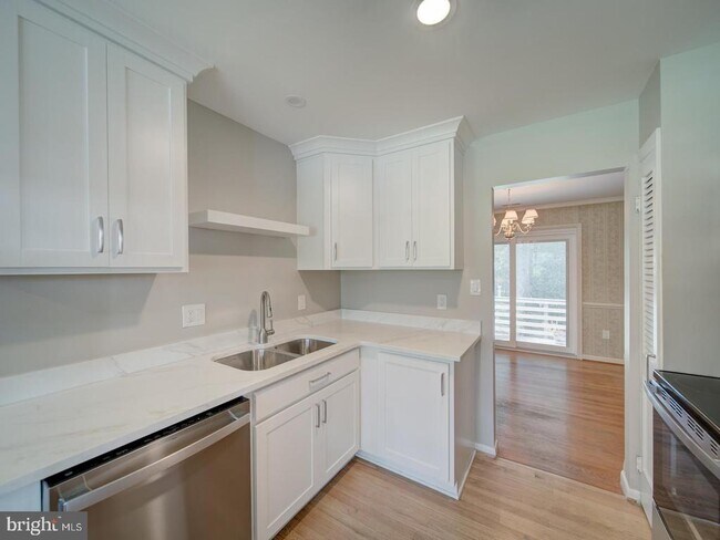Building Photo - 705 Main Dr
