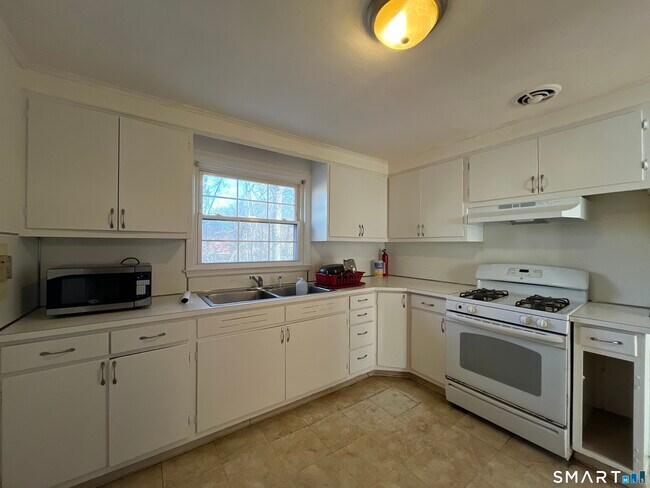 Building Photo - 110 Roger White Dr
