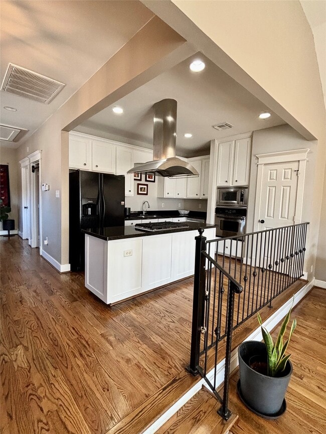 Building Photo - 919 W 15th St