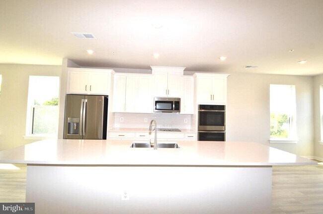 Building Photo - 43795 Middleway Ter