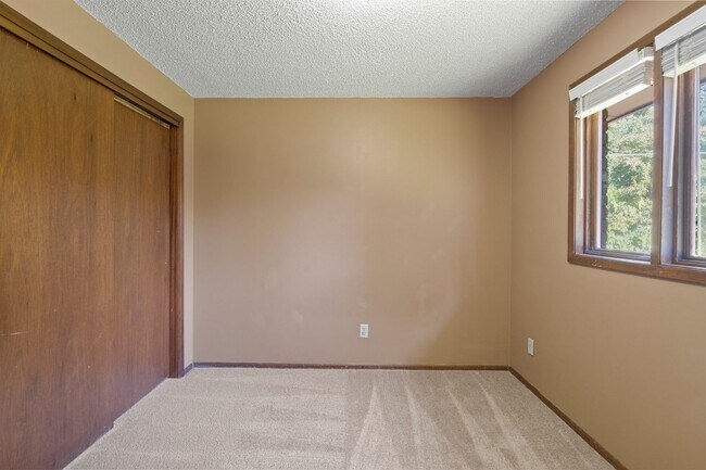 Building Photo - 505 W Ivanhoe Rd