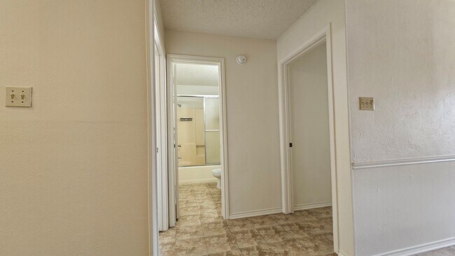 Building Photo - 544 E Windsor Dr