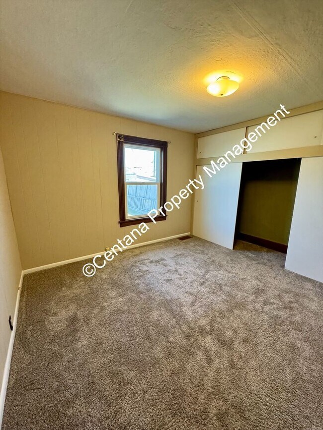Building Photo - Huge 3 bedroom house with 2 bonus rooms an...