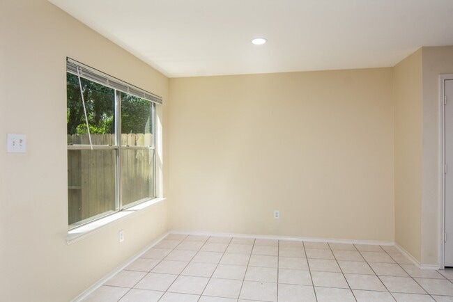 Building Photo - 127 N Villa Oaks Dr