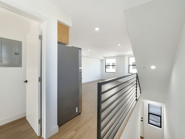 Building Photo - Massive 4 & 5 Bed Luxury Townhomes