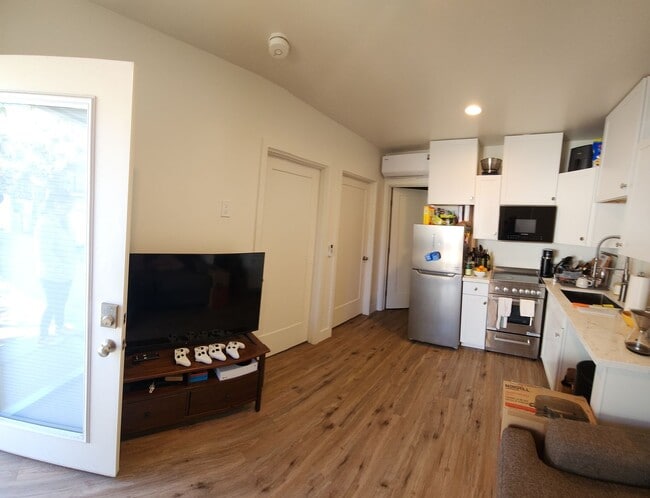 Building Photo - 7 Bedroom 3 bath home close to POLY!!!!