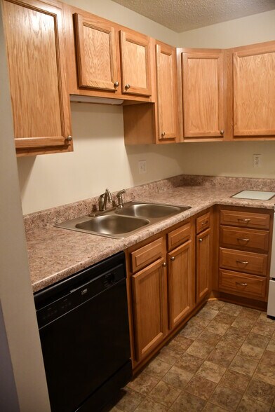 Kitchen - 12 Woodland Oaks Dr