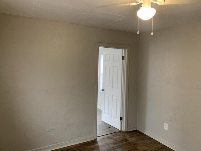 Building Photo - 1600 E Madison St