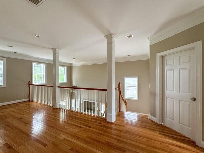 Building Photo - 5 Bedroom Home in Gated Golf Course Community