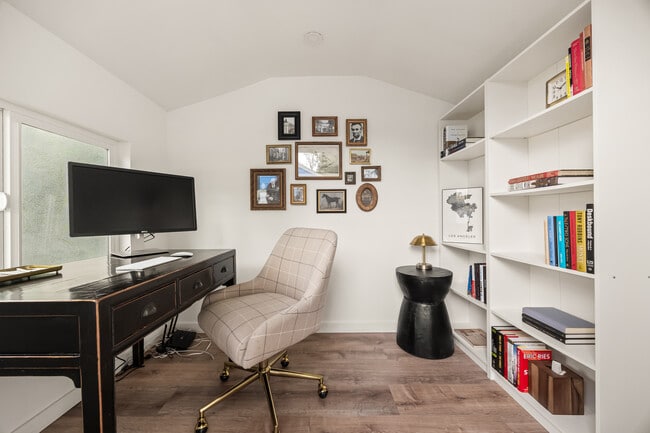 Building Photo - 2510 Santiago St