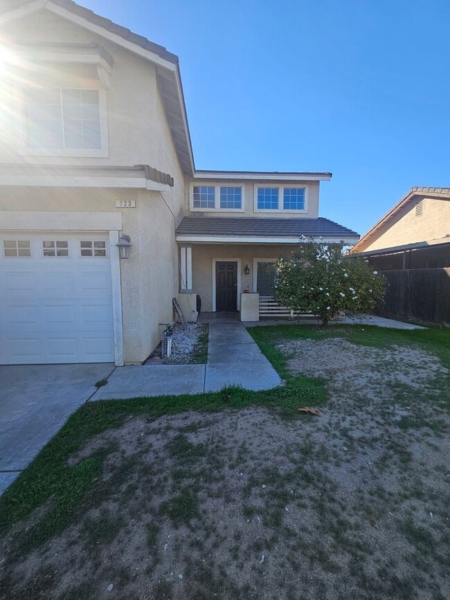 Building Photo - This beautiful 2-story, 5 bed / 3 bath hom...