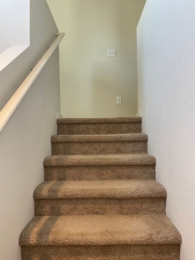 Building Photo - BEAUTIFUL 3 Bedroom 2.5 Bath Home! High Ce...