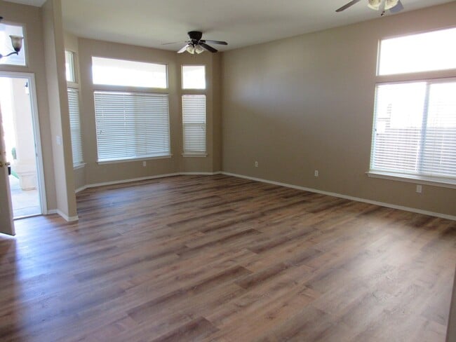 Building Photo - Spacious and Clean  Four Bedroom, Two Bath with attached 3 car garage home in Nipomo