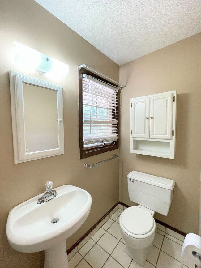 Building Photo - Comfortable 3 Bedroom 2 Bath House in Beau...