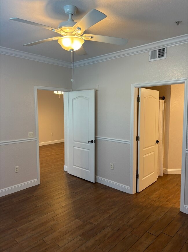 Building Photo - 4142 Central Sarasota Pkwy