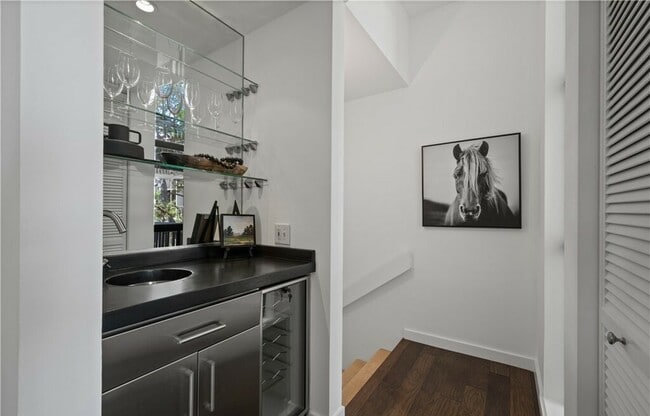 Building Photo - 5226 Marina Pacifica Dr S