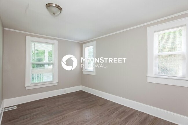 Building Photo - 4 Bedroom Pet-Friendly Home in Charlotte, NC with Main Street Renewal