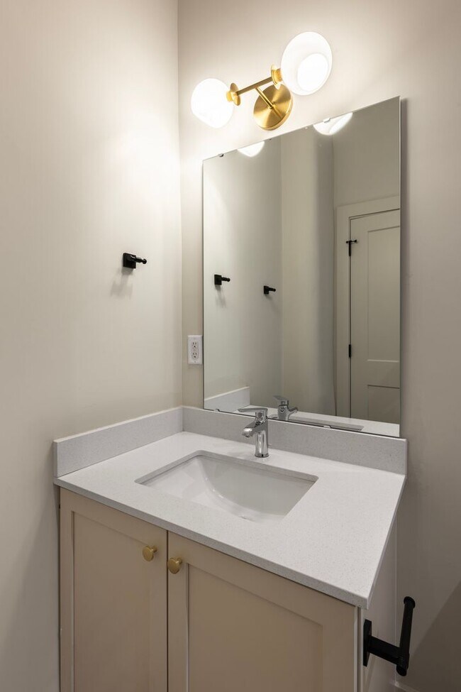 Building Photo - Cozy Studio Apartment