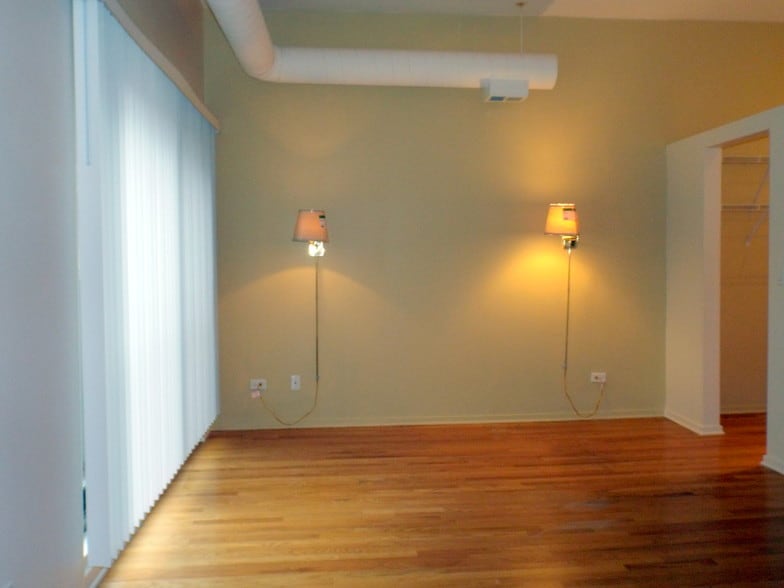 Building Photo - 1000 E 53rd St